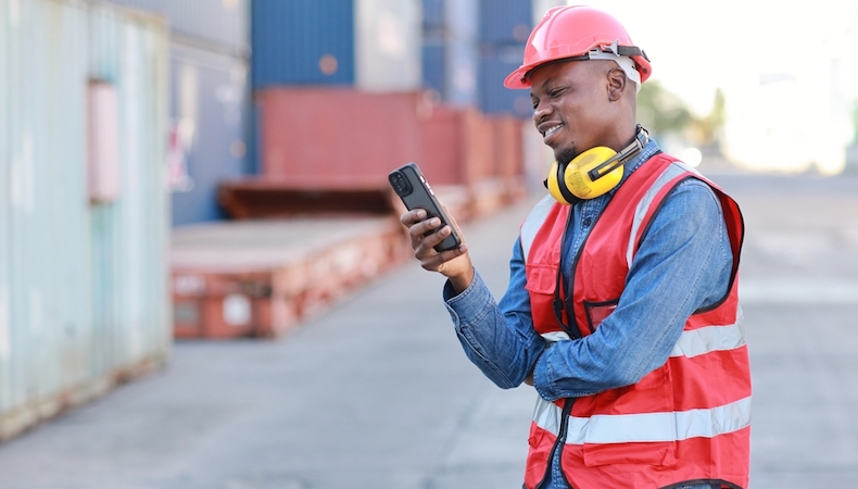 Enhancing Communication Between Organizations and Deskless Workers with a Mobile App